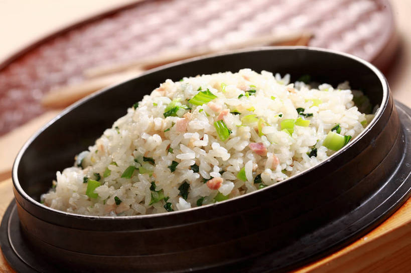 米饭,无人,横图,俯视,室内,特写,白天,烹饪,中餐,餐桌,桌子,蔬菜,阴影,新鲜,反射,影子,陶瓷,青菜,肉,料理,食品,陶瓷制品,饭,菜肴,美食,肉类,食物,一个,容器,碗,中式,佳肴,有机食品,绿色食品,单个,餐台,中华料理,储藏,五谷,储存,小白菜,肉食,菜饭,不结球白菜,彩图,高角度拍摄,贮存,shjb1