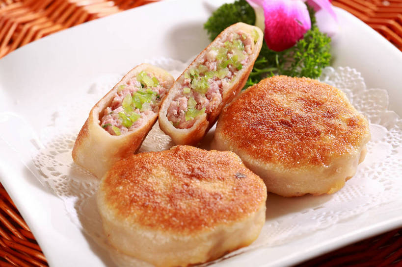 点心,无人,横图,俯视,室内,特写,白天,餐桌,桌子,芹菜,蔬菜,餐具,叶子,切开,阴影,新鲜,盛开,反射,碟子,盘,影子,肉,食品,面点,绿叶,石斛,花蕾,馅饼,猪肉,肉类,花,花瓣,花朵,鲜花,食物,糕点,一朵,一个,粉色,白色,盘子,碟,花苞,花蕊,切,嫩叶,有机食品,绿色食品,荷兰芹,欧芹,香芹,单个,餐台,配菜,高雅,剖面,肉食,切面,豚肉,法香,巴西利,洋香菜,洋芫荽,法国香菜,石斛兰,旱芹菜,番荽,金钗石斛,淡泊,花中君子,兰花,叶,叶片,彩图,高角度拍摄,猪肉馅饼,shjb1