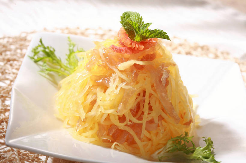 无人,横图,俯视,室内,特写,白天,烹饪,中餐,餐桌,桌子,餐具,叶子,一堆,阴影,堆叠,堆积,反射,碟子,盘,影子,料理,食品,绿叶,冷盘,菜肴,美食,食物,一个,白色,盘子,碟,中式,嫩叶,冷菜,凉拌海蜇头,凉菜,佳肴,单个,餐台,中华料理,堆,配菜,海蜇头,本帮菜,沪菜,上海菜,叶,叶片,彩图,高角度拍摄,shjb1