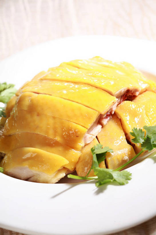 无人,竖图,俯视,室内,特写,白天,烹饪,中餐,餐桌,桌子,餐具,叶子,一排,切开,阴影,整齐,反射,碟子,盘,影子,鸡肉,肉,料理,食品,绿叶,菜肴,美食,肉类,食物,排列,一个,黄色,白色,盘子,碟,切,中式,嫩叶,佳肴,单个,餐台,中华料理,配菜,队列,剖面,肉食,白斩鸡,切面,三黄油鸡,叶,叶片,彩图,高角度拍摄,shjb1