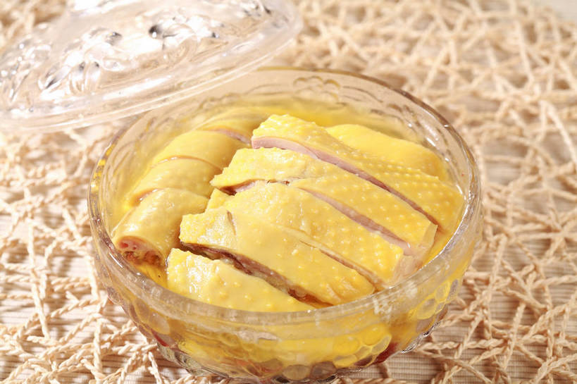 无人,横图,俯视,室内,特写,白天,烹饪,中餐,餐桌,桌子,玻璃,一排,切开,阴影,整齐,反射,影子,鸡肉,肉,料理,食品,菜肴,美食,肉类,玻璃制品,食物,排列,一个,黄色,容器,碗,切,中式,佳肴,单个,餐台,中华料理,储藏,储存,队列,剖面,肉食,白斩鸡,切面,三黄油鸡,彩图,高角度拍摄,贮存,shjb1