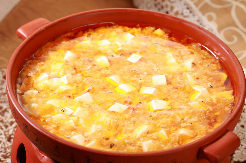 豆腐,无人,横图,俯视,室内,特写,白天,烹饪,中餐,餐桌,桌子,阴影,反射,影子,陶瓷,蛋,鸡蛋,浓汤,汤,料理,食品,陶瓷制品,羹,菜肴,美食,食物,一个,黄色,红色,容器,碗,中式,佳肴,单个,餐台,中华料理,储藏,豆制品,储存,豆腐羹,卵,彩图,高角度拍摄,鸡卵,鸡子,贮存,shjb1,蛋花豆腐羹