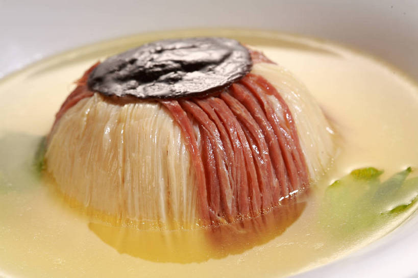 无人,横图,俯视,室内,特写,白天,烹饪,中餐,蔬菜,阴影,新鲜,反射,影子,陶瓷,菌菇,香菇,竹笋,肉,料理,食品,陶瓷制品,菌类,猪肉,笋,菜肴,美食,肉类,食物,一个,白色,容器,碗,中式,食用菌,佳肴,有机食品,绿色食品,单个,中华料理,储藏,真菌,储存,肉食,冬笋,豚肉,椎茸,本帮菜,沪菜,上海菜,彩图,高角度拍摄,平庄菇,香菌,香蕈,贮存,shjb1,扣三丝