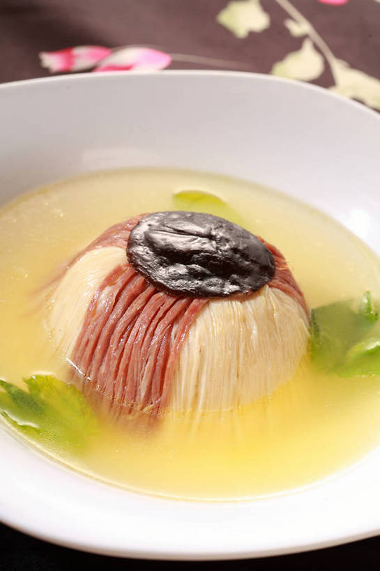 无人,竖图,俯视,室内,特写,白天,烹饪,中餐,餐桌,桌子,蔬菜,阴影,新鲜,反射,布料,影子,陶瓷,菌菇,香菇,竹笋,肉,料理,食品,陶瓷制品,菌类,布纹,猪肉,笋,菜肴,美食,肉类,桌布,食物,一个,白色,餐巾,容器,台布,碗,中式,食用菌,佳肴,有机食品,绿色食品,单个,餐台,中华料理,储藏,真菌,储存,肉食,冬笋,豚肉,椎茸,本帮菜,沪菜,上海菜,餐桌布,彩图,高角度拍摄,平庄菇,香菌,香蕈,贮存,shjb1,扣三丝