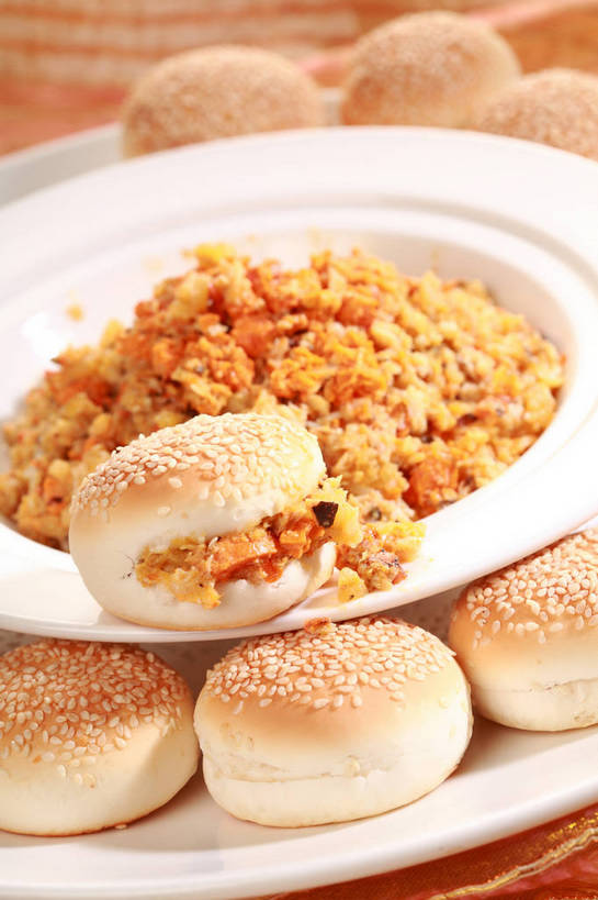 点心,面包,无人,竖图,俯视,室内,特写,白天,餐具,一堆,许多,阴影,堆叠,堆积,朦胧,模糊,反射,碟子,盘,影子,芝麻,食品,面点,很多,食物,糕点,排列,两个,白色,盘子,碟,堆,芝麻面包,脂麻,胡麻,白麻,巨胜子,油麻,摆列,彩图,高角度拍摄,布列,分列,shjb1