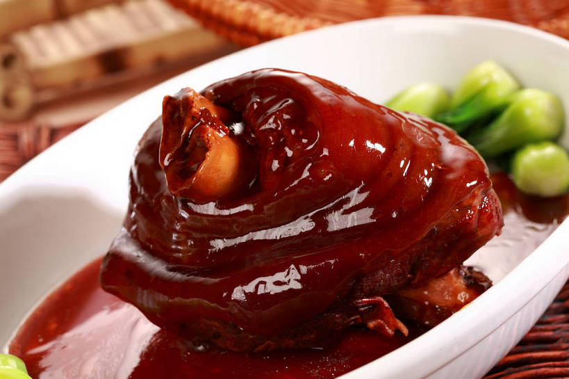 无人,交叉,横图,俯视,室内,特写,白天,烹饪,中餐,餐桌,桌子,竹子,蔬菜,阴影,竹制,新鲜,编织,反射,篮子,影子,陶瓷,青菜,红烧,肉,料理,食品,陶瓷制品,猪肉,菜肴,美食,肉类,食物,一个,绿色,白色,容器,竹篮,碗,中式,佳肴,有机食品,绿色食品,单个,餐台,中华料理,储藏,竹条,交织,竹制品,储存,小白菜,肉食,红烧蹄髈,蹄髈,豚肉,穿插,不结球白菜,红烧菜,彩图,高角度拍摄,肘子,蹄膀,红烧蹄膀,红烧肘子,贮存,shjb1