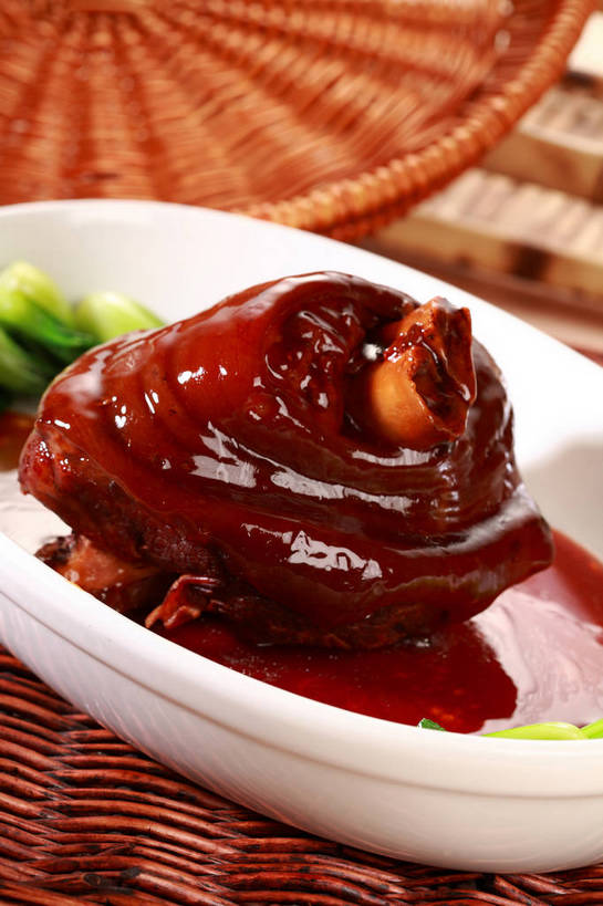 无人,交叉,竖图,俯视,室内,特写,白天,烹饪,中餐,餐桌,桌子,竹子,蔬菜,阴影,竹制,新鲜,编织,反射,篮子,影子,陶瓷,青菜,红烧,肉,料理,食品,陶瓷制品,猪肉,菜肴,美食,肉类,食物,一个,绿色,白色,容器,竹篮,碗,中式,佳肴,有机食品,绿色食品,单个,餐台,中华料理,储藏,竹条,交织,竹制品,储存,小白菜,肉食,红烧蹄髈,蹄髈,豚肉,穿插,不结球白菜,红烧菜,彩图,高角度拍摄,肘子,蹄膀,红烧蹄膀,红烧肘子,贮存,shjb1