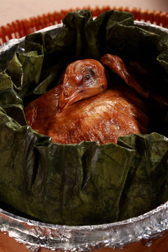 无人,交叉,竖图,俯视,室内,特写,白天,烹饪,中餐,餐桌,桌子,竹子,叶子,阴影,竹制,编织,反射,包装,包装纸,篮子,铝箔纸,锡箔纸,影子,纸,鸡肉,肉,料理,食品,荷叶,纸张,菜肴,美食,肉类,食物,一个,竹篮,中式,佳肴,单个,餐台,中华料理,竹条,交织,包装材料,竹制品,肉食,锡箔,铝箔,莲叶,穿插,叶,叶片,彩图,高角度拍摄,淮扬菜,扬州菜肴,shjb1,荷叶鸡