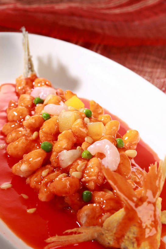 无人,竖图,俯视,室内,特写,白天,烹饪,中餐,植物,餐桌,桌子,豆,蔬菜,餐具,阴影,朦胧,模糊,新鲜,反射,鱼,碟子,盘,影子,豆类,豆子,肉,虾仁,鱼肉,料理,食品,水产,菜肴,美食,肉类,鱼类,食物,一个,白色,盘子,碟,中式,佳肴,有机食品,绿色食品,单个,餐台,中华料理,虾肉,水生动物,水生物,肉食,豆科,桂鱼,鳜鱼,青大豆,鳌花鱼,青豆,彩图,高角度拍摄,江苏菜,淡水生物,河鲜,松鼠桂鱼,苏菜,shjb1