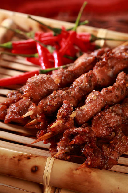 无人,竖图,俯视,室内,特写,白天,烹饪,烧烤,餐桌,桌子,辣椒,蔬菜,一堆,许多,阴影,堆叠,堆积,朦胧,模糊,新鲜,反射,木制,影子,料理,食品,烤肉,很多,菜肴,美食,食物,红色,木制品,佳肴,有机食品,绿色食品,餐台,堆,辣角,红海椒,大椒,辣虎,广椒,辣子,红辣椒,海椒,番椒,彩图,高角度拍摄,烤肉串,shjb1