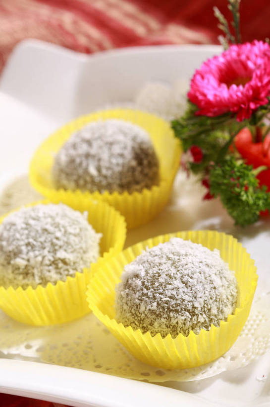 点心,无人,竖图,俯视,室内,特写,白天,餐桌,桌子,芹菜,蔬菜,餐具,叶子,阴影,朦胧,模糊,新鲜,盛开,反射,布料,碟子,盘,影子,食品,甜点,甜品,绿叶,花蕾,布纹,桌布,花,花瓣,花朵,鲜花,食物,糕点,三个,一个,白色,盘子,餐巾,碟,台布,甜食,花苞,花蕊,嫩叶,有机食品,绿色食品,荷兰芹,欧芹,香芹,单个,餐台,草饼,纸托,配菜,法香,巴西利,洋香菜,洋芫荽,法国香菜,旱芹菜,番荽,蛋糕托,蛋糕托纸,蛋糕纸托,麻糬,叶,叶片,餐桌布,彩图,高角度拍摄,shjb1