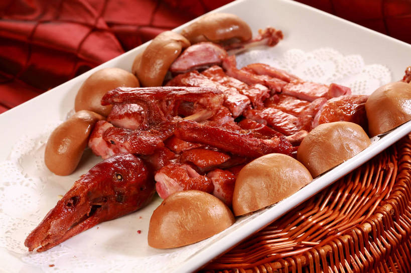 点心,烤鸭,无人,横图,俯视,室内,特写,白天,烹饪,中餐,餐桌,桌子,餐具,一排,切开,阴影,整齐,反射,布料,碟子,盘,影子,肉,料理,食品,面点,布纹,鸭肉,菜肴,美食,肉类,桌布,食物,排列,一个,红色,白色,盘子,餐巾,碟,台布,切,中式,佳肴,单个,餐台,中华料理,队列,剖面,肉食,北京烤鸭,切面,北京菜,京帮菜,京菜,餐桌布,彩图,高角度拍摄,窝窝头,shjb1