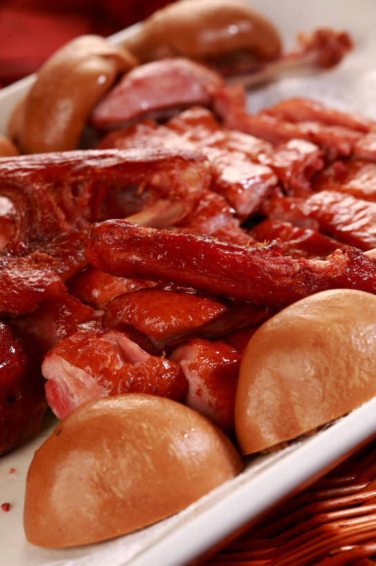 点心,烤鸭,无人,竖图,俯视,室内,特写,白天,烹饪,中餐,餐桌,桌子,餐具,一排,切开,阴影,整齐,反射,布料,碟子,盘,影子,肉,料理,食品,面点,布纹,鸭肉,菜肴,美食,肉类,桌布,食物,排列,一个,红色,白色,盘子,餐巾,碟,台布,切,中式,佳肴,单个,餐台,中华料理,队列,剖面,肉食,北京烤鸭,切面,北京菜,京帮菜,京菜,餐桌布,彩图,高角度拍摄,窝窝头,shjb1