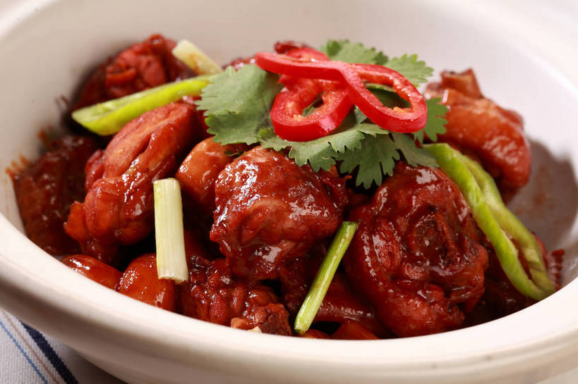 无人,横图,俯视,室内,特写,白天,烹饪,中餐,餐桌,桌子,辣椒,蔬菜,叶子,阴影,新鲜,反射,布料,影子,陶瓷,葱,青葱,红烧,鸡肉,肉,料理,食品,绿叶,陶瓷制品,布纹,菜肴,美食,肉类,桌布,食物,一个,白色,餐巾,容器,台布,碗,中式,嫩叶,佳肴,有机食品,绿色食品,单个,餐台,中华料理,储藏,配菜,储存,肉食,彩椒,辣角,红海椒,大椒,辣虎,广椒,红烧菜,叶,叶片,甜椒,柿子椒,辣子,海椒,番椒,灯笼椒,餐桌布,彩图,高角度拍摄,贮存,红烧鸡块,shjb1