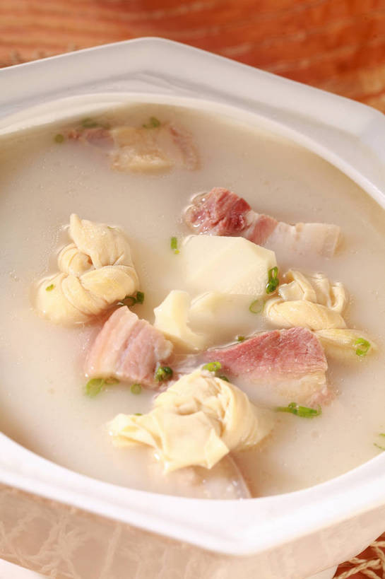 无人,竖图,俯视,室内,特写,白天,烹饪,中餐,餐桌,桌子,阴影,反射,影子,陶瓷,肉,汤,料理,食品,陶瓷制品,豆腐皮,咸肉,菜肴,美食,肉类,食物,腌制,一个,白色,容器,碗,中式,佳肴,单个,餐台,中华料理,储藏,豆制品,储存,腌肉,肉食,百叶,百叶结,消食,盐肉,渍肉,彩图,高角度拍摄,千张,贮存,开胃,shjb1,百叶结咸肉汤,咸肉百叶结