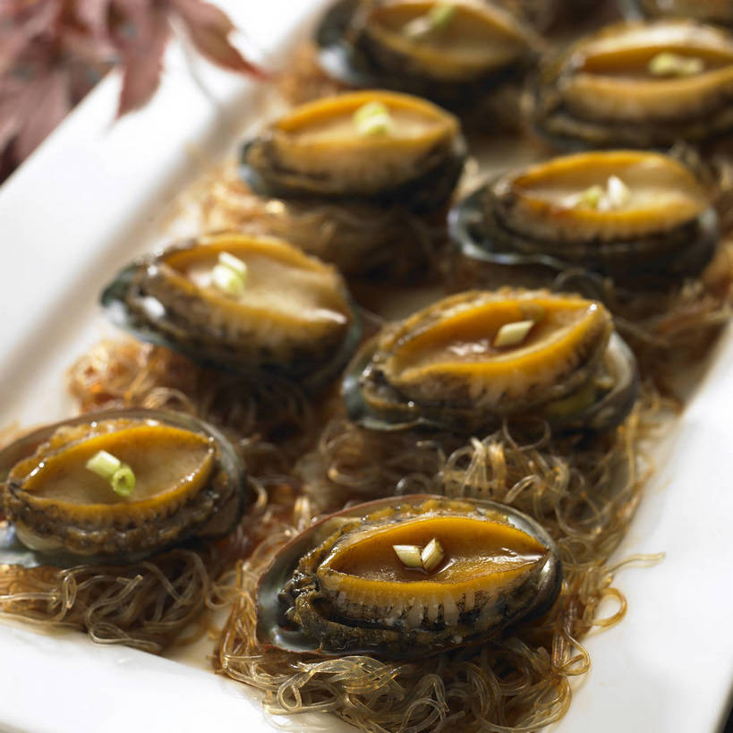 海鲜,面食,面条,无人,横图,俯视,室内,特写,白天,烹饪,中餐,餐桌,桌子,餐具,叶子,一排,许多,阴影,朦胧,模糊,整齐,并列,并排,反射,碟子,盘,影子,面,料理,食品,枫叶,枯叶,落叶,很多,粉丝,水产,菜肴,美食,海洋生物,食物,排列,一个,黄色,红色,白色,盘子,碟,中式,鲍鱼,佳肴,单个,餐台,枫树叶,中华料理,石决明,队列,水生动物,海产品,平行,水生物,海底动物,鳆鱼,镜面鱼,明目鱼,冬粉,叶,叶片,彩图,高角度拍摄,shjb1,粉丝鲍鱼,粉丝蒸鲍鱼