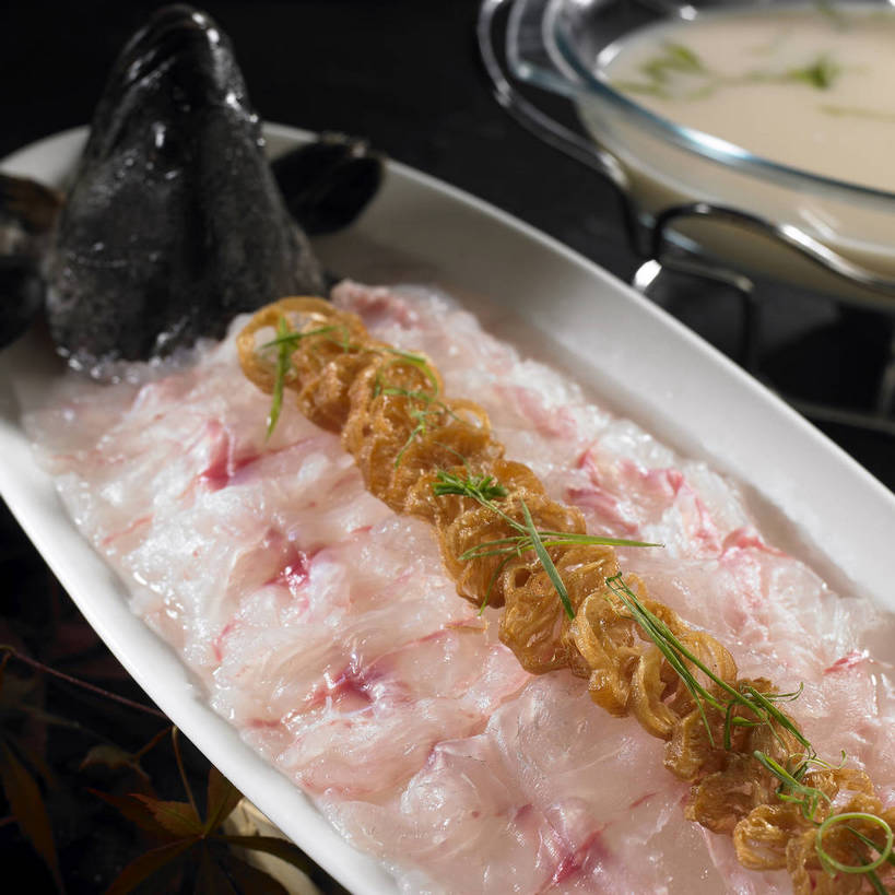 生鱼片,无人,横图,俯视,室内,特写,白天,烹饪,餐桌,桌子,餐具,叶子,阴影,反射,碟子,盘,影子,肉,鱼肉,日本料理,鱼片,料理,食品,枫叶,枯叶,落叶,豆腐皮,菜肴,美食,肉类,食物,一个,黄色,红色,白色,盘子,碟,日式料理,日式,佳肴,单个,餐台,枫树叶,腐竹,肉食,沙西米,豆腐衣,油皮,叶,叶片,彩图,高角度拍摄,刺身,shjb1