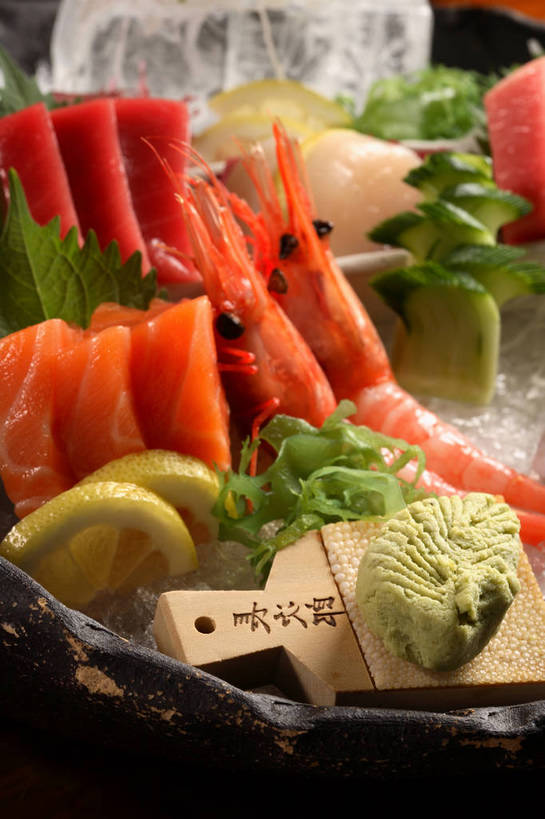 海鲜,无人,交叉,竖图,俯视,室内,特写,白天,烹饪,竹子,柠檬,黄瓜,蔬菜,水果,叶子,阴影,竹制,新鲜,编织,反射,篮子,影子,冰,肉,生食,虾,鱼肉,日本料理,冰块,料理,食品,果实,绿叶,蔬果,冷冻,水产,菜肴,美食,肉类,海洋生物,食物,一个,竹篮,日式料理,日式,嫩叶,寒冷,佳肴,有机食品,绿色食品,冷藏,单个,竹条,交织,冰冷,竹制品,水生动物,海产品,水生物,肉食,海底动物,保鲜,穿插,叶,叶片,益母果,柠果,青瓜,胡瓜,彩图,高角度拍摄,刺身,shjb1,海鲜刺身