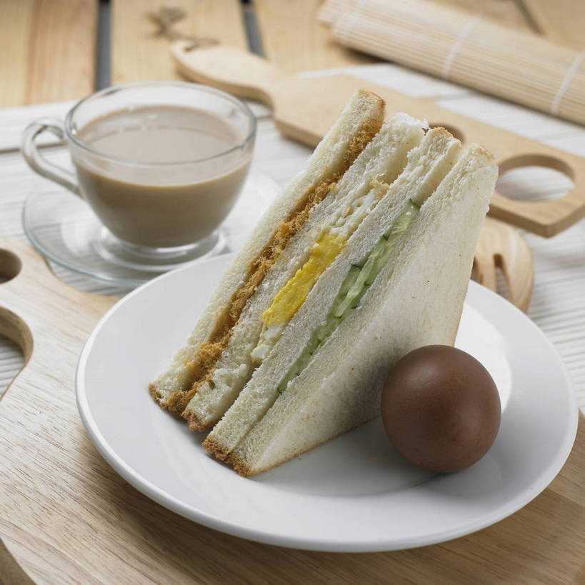 点心,面包,肉松,无人,横图,俯视,室内,特写,白天,烹饪,西餐,桌面,桌子,黄瓜,蔬菜,杯子,餐具,玻璃,切开,阴影,竹制,新鲜,反射,木制,碟子,盘,影子,陶瓷,木桌,蛋,荷包蛋,鸡蛋,煎蛋,三明治,奶茶,料理,食品,面点,水煮蛋,陶瓷制品,饮品,一杯,吐司,小吃,菜肴,美食,玻璃制品,茶叶蛋,食物,糕点,饮料,三个,一个,盘子,木制品,水杯,碟,快餐,零食,切,西式,佳肴,有机食品,绿色食品,单个,法式面包,竹制品,可口,剖面,吐司面包,西式快餐,切面,三文治,卵,适口,寿司帘,寿司席,寿司竹,寿司竹卷,寿司竹席,煎鸡蛋,五香茶叶蛋,五香蛋,茶杯,青瓜,胡瓜,彩图,高角度拍摄,多士,听型面包,肉绒,肉酥,鸡卵,鸡子,木桌子,煮鸡蛋,shjb1