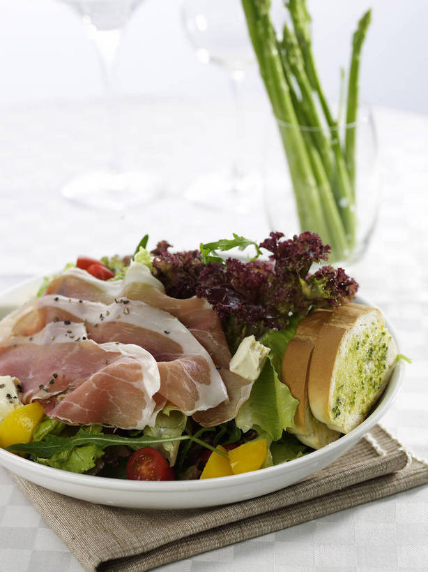 点心,面包,无人,竖图,俯视,室内,特写,白天,烹饪,西餐,餐桌,桌子,芦笋,蔬菜,西红柿,小番茄,杯子,餐具,阴影,朦胧,模糊,新鲜,反射,布料,碟子,高脚杯,盘,影子,绿芦笋,生菜,莴苣,调料,酱料,酱汁,肉,蔬菜沙拉,佐料,沙拉,料理,食品,面点,红酒杯,调味品,调味料,布纹,色拉,酱,沙拉酱,沙律,菜肴,美食,肉类,玻璃制品,桌布,食物,糕点,盘子,餐巾,酒杯,碟,台布,四个,西式,佳肴,有机食品,绿色食品,餐台,色拉酱,葡萄酒杯,肉食,蒜蓉面包,芝麻菜,春菜,鹅仔菜,莴仔菜,千金菜,德国芥菜,火箭生莱,芸芥,芝麻叶,紫花南芥,叶用莴苣,小西红柿,樱桃小番茄,珍珠小番茄,保洁方巾,口布,玻璃杯,猪尾巴,樱桃番茄,药鸡豆子,石刁柏,圣女果,蚂蚁杆,龙须菜,狼尾巴根,番茄,餐桌布,彩图,高角度拍摄,火箭菜,shjb1