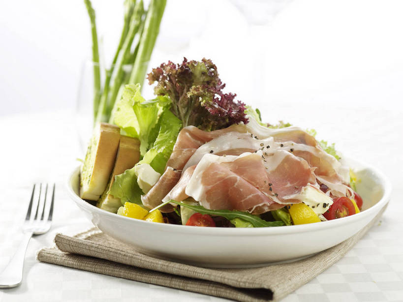 点心,面包,无人,横图,俯视,室内,特写,白天,烹饪,西餐,餐桌,桌子,芦笋,蔬菜,西红柿,小番茄,杯子,餐具,五个,许多,阴影,朦胧,模糊,新鲜,反射,布料,叉子,碟子,高脚杯,盘,影子,绿芦笋,生菜,莴苣,调料,酱料,酱汁,肉,蔬菜沙拉,佐料,沙拉,料理,食品,面点,红酒杯,调味品,调味料,布纹,色拉,酱,沙拉酱,沙律,菜肴,美食,肉类,玻璃制品,桌布,食物,糕点,盘子,餐巾,酒杯,碟,台布,西式,佳肴,有机食品,绿色食品,餐台,色拉酱,葡萄酒杯,肉食,蒜蓉面包,餐叉,芝麻菜,春菜,鹅仔菜,莴仔菜,千金菜,德国芥菜,火箭生莱,芸芥,芝麻叶,紫花南芥,叶用莴苣,小西红柿,樱桃小番茄,珍珠小番茄,保洁方巾,口布,玻璃杯,进餐用具,猪尾巴,樱桃番茄,药鸡豆子,石刁柏,圣女果,蚂蚁杆,龙须菜,狼尾巴根,番茄,餐桌布,彩图,高角度拍摄,火箭菜,shjb1