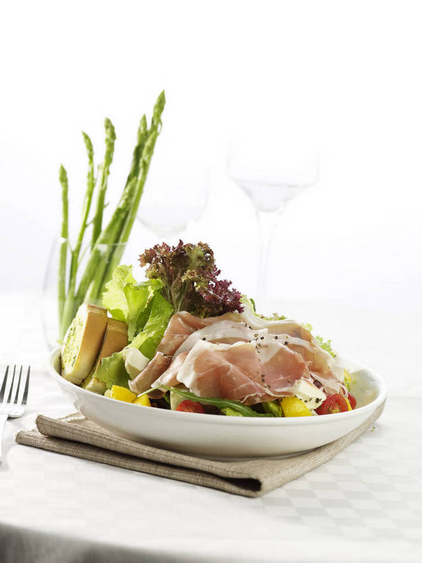 点心,面包,无人,竖图,俯视,室内,特写,白天,烹饪,西餐,餐桌,桌子,芦笋,蔬菜,西红柿,小番茄,杯子,餐具,五个,许多,阴影,朦胧,模糊,新鲜,反射,布料,叉子,碟子,高脚杯,盘,影子,绿芦笋,生菜,莴苣,调料,酱料,酱汁,肉,蔬菜沙拉,佐料,沙拉,料理,食品,面点,红酒杯,调味品,调味料,布纹,色拉,酱,沙拉酱,沙律,菜肴,美食,肉类,玻璃制品,桌布,食物,糕点,盘子,餐巾,酒杯,碟,台布,西式,佳肴,有机食品,绿色食品,餐台,色拉酱,葡萄酒杯,肉食,蒜蓉面包,餐叉,芝麻菜,春菜,鹅仔菜,莴仔菜,千金菜,德国芥菜,火箭生莱,芸芥,芝麻叶,紫花南芥,叶用莴苣,小西红柿,樱桃小番茄,珍珠小番茄,保洁方巾,口布,玻璃杯,进餐用具,猪尾巴,樱桃番茄,药鸡豆子,石刁柏,圣女果,蚂蚁杆,龙须菜,狼尾巴根,番茄,餐桌布,彩图,高角度拍摄,火箭菜,shjb1