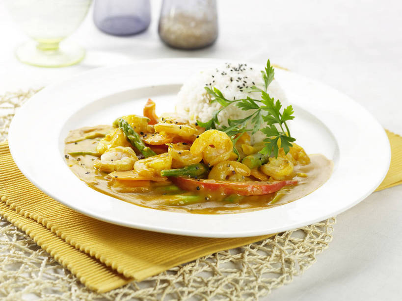 米饭,咖哩,无人,横图,俯视,室内,特写,白天,烹饪,中餐,餐桌,桌子,芦笋,蔬菜,杯子,餐具,阴影,朦胧,模糊,新鲜,反射,碟子,盘,影子,绿芦笋,调料,肉,虾仁,芝麻,料理,食品,饭,调味品,调味料,咖喱,菜肴,美食,肉类,玻璃制品,食物,黑色,盘子,餐巾,水杯,碟,四个,中式,佳肴,有机食品,绿色食品,餐台,中华料理,虾肉,黑芝麻,五谷,肉食,脂麻,胡麻,白麻,巨胜子,油麻,保洁方巾,口布,玻璃杯,猪尾巴,药鸡豆子,石刁柏,蚂蚁杆,龙须菜,狼尾巴根,彩图,高角度拍摄,咖喱虾,shjb1