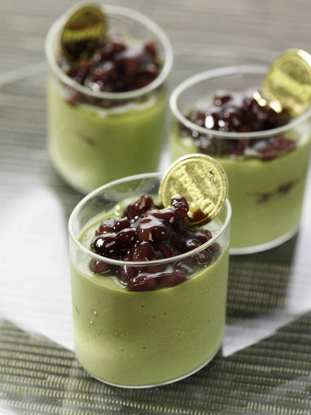 点心,无人,竖图,俯视,室内,特写,白天,植物,餐桌,桌子,豆,杯子,阴影,朦胧,模糊,反射,英文,标志,文字,影子,字符,字母,豆类,豆子,红豆,食品,甜点,甜品,标识,玻璃制品,食物,三个,水杯,甜食,零食,金色,餐台,英文字母,赤豆,豆科,红小豆,玻璃杯,彩图,高角度拍摄,牛奶冻,小豆,shjb1