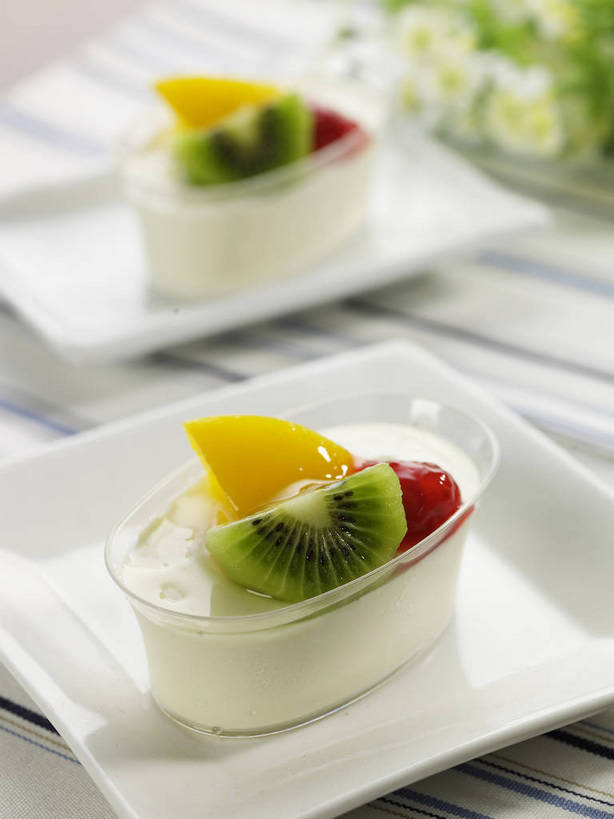 点心,无人,竖图,俯视,室内,特写,白天,餐桌,桌子,芒果,猕猴桃,杯子,餐具,水果,切开,阴影,朦胧,模糊,新鲜,盛开,反射,布料,碟子,盘,影子,生食,食品,甜点,甜品,果实,花蕾,布纹,玻璃制品,桌布,花,花瓣,花朵,鲜花,食物,黄色,红色,绿色,盘子,餐巾,水杯,碟,台布,甜食,零食,花苞,花蕊,切,四个,有机食品,绿色食品,餐台,剖面,切面,玻璃杯,望果,奇异果,蜜望,猕猴梨,檬果,闷果,漭果,杧果,庵波罗果,餐桌布,彩图,高角度拍摄,牛奶冻,shjb1