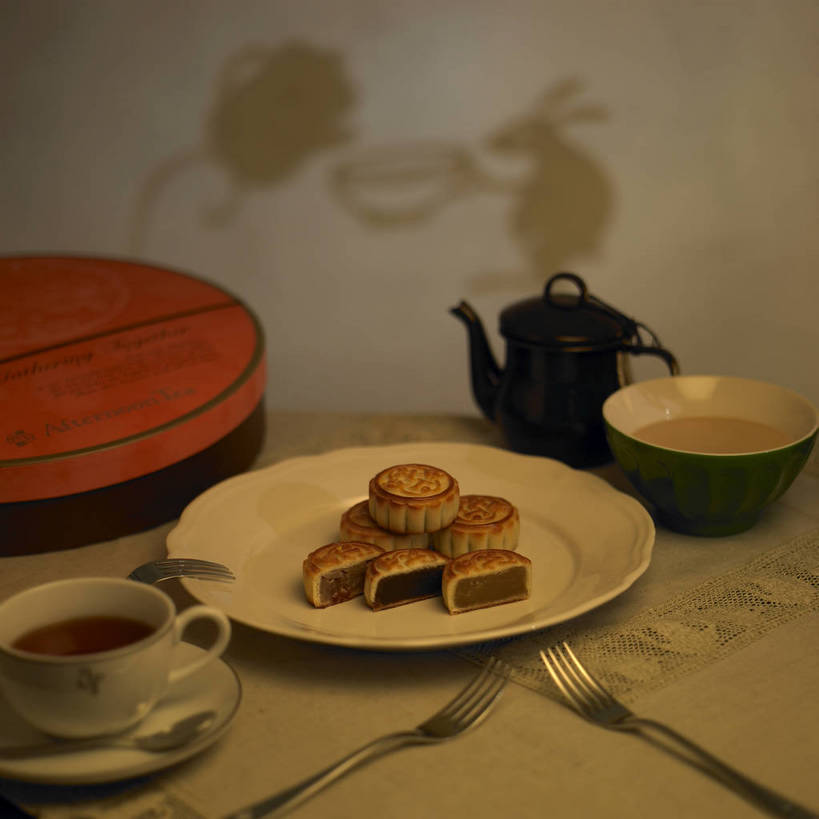 点心,月饼,无人,横图,俯视,室内,特写,白天,幸福,餐桌,茶,桌子,杯子,餐具,中秋节,许多,切开,阴影,节日,朦胧,模糊,庆祝,反射,英文,标志,叉子,碟子,壶,盘,文字,影子,纸盒,字符,陶瓷,字母,茶叶,料理,食品,面点,陶瓷制品,很多,文化,娱乐,标识,美食,盒子,水壶,食物,糕点,包装盒,盘子,茶壶,容器,水杯,碟,切,庆典,享受,休闲,温馨,中式,放松,乐趣,餐台,纪念,储藏,英文字母,提神,舒适,储存,醒脑,剖面,餐叉,切面,中秋,宫饼,胡饼,团圆饼,小饼,月团,茶杯,进餐用具,彩图,高角度拍摄,八月会,八月节,拜月节,端正月,秋节,团圆节,月节,月夕,贮存,广式月饼,shjb1