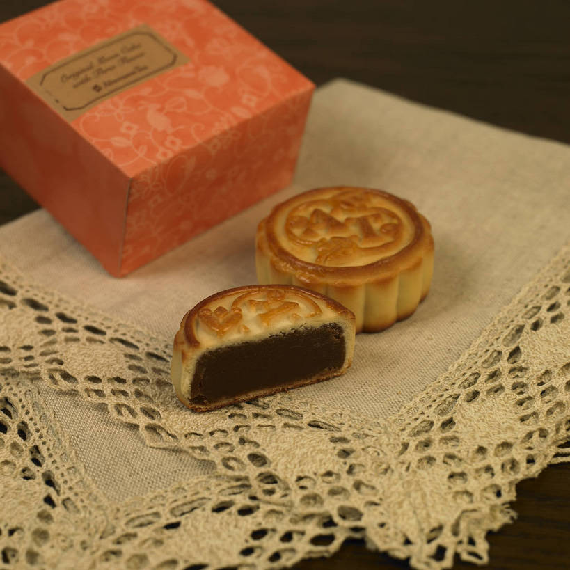 点心,月饼,无人,横图,俯视,室内,特写,白天,餐桌,桌子,中秋节,切开,阴影,节日,庆祝,反射,英文,标志,文字,影子,纸盒,字符,字母,料理,食品,面点,文化,标识,美食,盒子,食物,糕点,两个,一个,包装盒,餐巾,容器,切,庆典,橙色,中式,单个,餐台,纪念,储藏,英文字母,储存,横截面,剖面,切面,中秋,宫饼,胡饼,团圆饼,小饼,月团,保洁方巾,口布,截面,截面图形,彩图,高角度拍摄,八月会,八月节,拜月节,端正月,秋节,团圆节,月节,月夕,贮存,广式月饼,shjb1,豆沙馅月饼,广式豆沙月饼,豆沙月饼