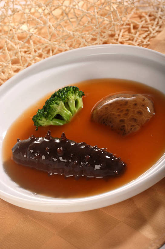 海鲜,无人,竖图,俯视,室内,特写,白天,烹饪,中餐,餐桌,桌子,蔬菜,阴影,新鲜,反射,影子,陶瓷,西兰花,料理,食品,陶瓷制品,水产,菜肴,美食,海洋生物,食物,一个,绿色,白色,餐巾,容器,碗,中式,佳肴,有机食品,绿色食品,单个,餐台,中华料理,储藏,海参,储存,水生动物,海产品,水生物,棘皮动物,海底动物,甘蓝花,保洁方巾,口布,彩图,高角度拍摄,绿菜花,绿花菜,青花菜,蔬菜皇冠,鲁菜,贮存,山东菜,shjb1,红烧海参