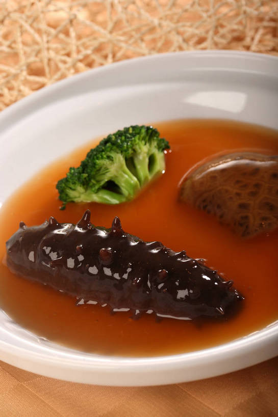 海鲜,无人,竖图,俯视,室内,特写,白天,烹饪,中餐,餐桌,桌子,蔬菜,阴影,新鲜,反射,影子,陶瓷,西兰花,料理,食品,陶瓷制品,水产,菜肴,美食,海洋生物,食物,一个,绿色,白色,餐巾,容器,碗,中式,佳肴,有机食品,绿色食品,单个,餐台,中华料理,储藏,海参,储存,水生动物,海产品,水生物,棘皮动物,海底动物,甘蓝花,保洁方巾,口布,彩图,高角度拍摄,绿菜花,绿花菜,青花菜,蔬菜皇冠,鲁菜,贮存,山东菜,shjb1,红烧海参