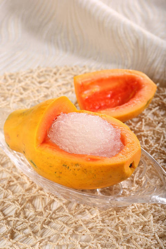 无人,竖图,俯视,室内,特写,白天,餐桌,桌子,木瓜,水果,玻璃,切开,阴影,新鲜,反射,布料,影子,冰,生食,食品,果实,清凉,布纹,冷冻,玻璃制品,桌布,食物,一个,餐巾,容器,台布,碗,冷饮,切,舒服,橙色,寒冷,有机食品,绿色食品,刨冰,冷藏,单个,餐台,储藏,解暑,储存,解渴,碎冰,剖面,切面,舒爽,消暑,保鲜,奶匏,蓬生果,乳瓜,石瓜,万寿匏,万寿果,番木瓜,餐桌布,彩图,高角度拍摄,贮存,shjb1