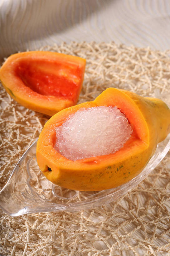 无人,竖图,俯视,室内,特写,白天,餐桌,桌子,木瓜,水果,玻璃,切开,阴影,新鲜,反射,布料,影子,冰,生食,食品,果实,清凉,布纹,冷冻,玻璃制品,桌布,食物,一个,餐巾,容器,台布,碗,冷饮,切,舒服,橙色,寒冷,有机食品,绿色食品,刨冰,冷藏,单个,餐台,储藏,解暑,储存,解渴,碎冰,剖面,切面,舒爽,消暑,保鲜,奶匏,蓬生果,乳瓜,石瓜,万寿匏,万寿果,番木瓜,餐桌布,彩图,高角度拍摄,贮存,shjb1