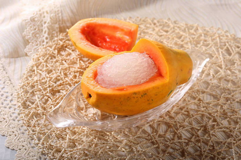 无人,横图,俯视,室内,特写,白天,餐桌,桌子,木瓜,水果,玻璃,切开,阴影,新鲜,反射,布料,影子,冰,生食,食品,果实,清凉,布纹,冷冻,玻璃制品,桌布,食物,一个,餐巾,容器,台布,碗,冷饮,切,舒服,橙色,寒冷,有机食品,绿色食品,刨冰,冷藏,单个,餐台,储藏,解暑,储存,解渴,碎冰,剖面,切面,舒爽,消暑,保鲜,奶匏,蓬生果,乳瓜,石瓜,万寿匏,万寿果,番木瓜,餐桌布,彩图,高角度拍摄,贮存,shjb1