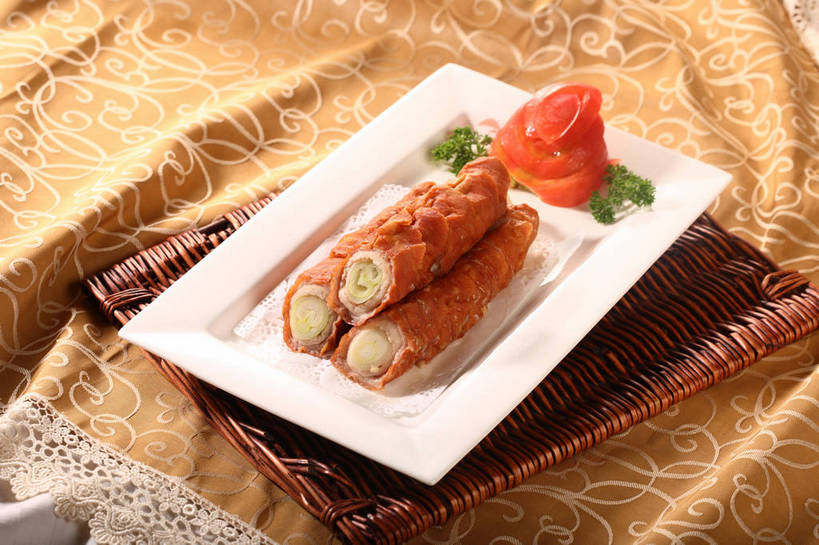 内脏,肠,无人,交叉,横图,俯视,室内,特写,白天,烹饪,中餐,餐桌,桌子,竹子,芹菜,蔬菜,西红柿,小番茄,餐具,叶子,切开,阴影,竹制,新鲜,编织,反射,布料,碟子,盘,影子,葱,青葱,红烧,料理,食品,绿叶,布纹,猪大肠,菜肴,美食,桌布,食物,一个,白色,盘子,餐巾,碟,台布,切,中式,嫩叶,佳肴,有机食品,绿色食品,荷兰芹,欧芹,香芹,单个,餐台,中华料理,竹条,交织,配菜,竹制品,肠子,剖面,切面,法香,巴西利,洋香菜,洋芫荽,法国香菜,旱芹菜,番荽,穿插,小西红柿,樱桃小番茄,珍珠小番茄,叶,叶片,樱桃番茄,圣女果,番茄,餐桌布,彩图,高角度拍摄,猪肠,shjb1