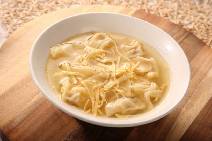 点心,馄饨,面食,无人,横图,俯视,室内,特写,白天,餐桌,桌子,阴影,反射,木制,影子,陶瓷,蛋,蛋皮,鸡蛋,料理,食品,面点,案板,陶瓷制品,小馄饨,美食,砧板,食物,一个,黄色,白色,木制品,容器,碗,中式,单个,餐台,储藏,储存,卵,扁肉,彩图,高角度拍摄,鸡卵,鸡子,淮饺,绉纱馄饨,贮存,shjb1