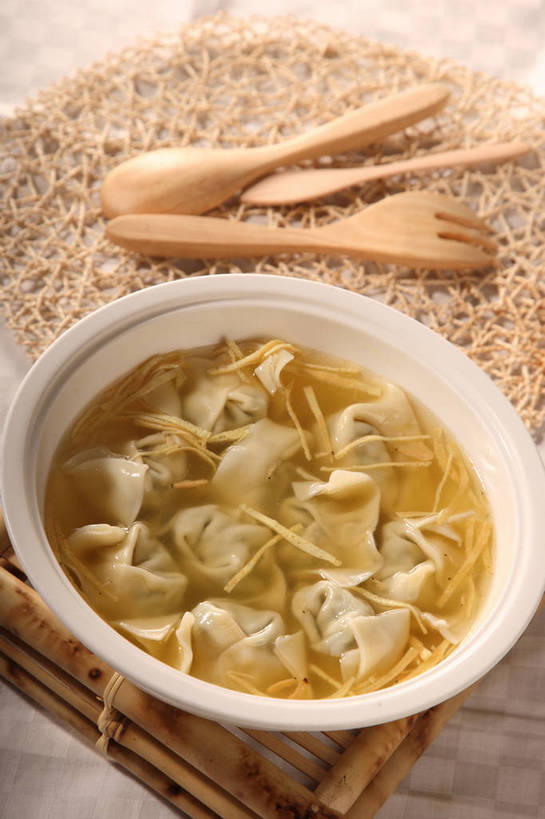 点心,馄饨,面食,无人,竖图,俯视,室内,特写,白天,餐桌,桌子,餐具,阴影,反射,木制,叉子,影子,勺子,陶瓷,蛋,蛋皮,鸡蛋,料理,食品,面点,陶瓷制品,美食,食物,黄色,白色,木制品,容器,调羹,汤匙,碗,四个,中式,餐台,储藏,储存,餐叉,卵,扁肉,进餐用具,彩图,高角度拍摄,鸡卵,鸡子,贮存,shjb1,大馄饨