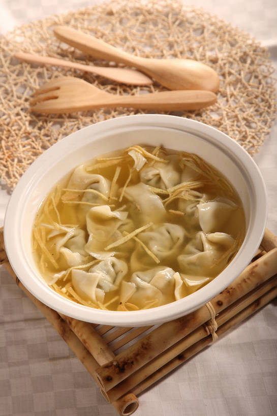 点心,馄饨,面食,无人,竖图,俯视,室内,特写,白天,餐桌,桌子,餐具,阴影,反射,木制,叉子,影子,勺子,陶瓷,蛋,蛋皮,鸡蛋,料理,食品,面点,陶瓷制品,美食,食物,黄色,白色,木制品,容器,调羹,汤匙,碗,四个,中式,餐台,储藏,储存,餐叉,卵,扁肉,进餐用具,彩图,高角度拍摄,鸡卵,鸡子,贮存,shjb1,大馄饨