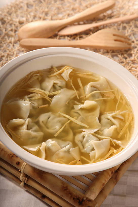 点心,馄饨,面食,无人,竖图,俯视,室内,特写,白天,餐桌,桌子,餐具,阴影,反射,木制,叉子,影子,勺子,陶瓷,蛋,蛋皮,鸡蛋,料理,食品,面点,陶瓷制品,美食,食物,黄色,白色,木制品,容器,调羹,汤匙,碗,四个,中式,餐台,储藏,储存,餐叉,卵,扁肉,进餐用具,彩图,高角度拍摄,鸡卵,鸡子,贮存,shjb1,大馄饨