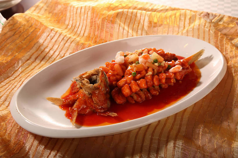 无人,横图,俯视,室内,特写,白天,烹饪,中餐,植物,餐桌,桌子,豆,蔬菜,餐具,阴影,新鲜,反射,鱼,布料,碟子,盘,影子,豆类,豆子,肉,虾仁,鱼肉,料理,食品,布纹,水产,菜肴,美食,肉类,鱼类,桌布,食物,一个,白色,盘子,餐巾,碟,台布,中式,佳肴,有机食品,绿色食品,单个,餐台,中华料理,虾肉,水生动物,水生物,肉食,豆科,桂鱼,鳜鱼,青大豆,鳌花鱼,青豆,餐桌布,彩图,高角度拍摄,江苏菜,淡水生物,河鲜,松鼠桂鱼,苏菜,shjb1