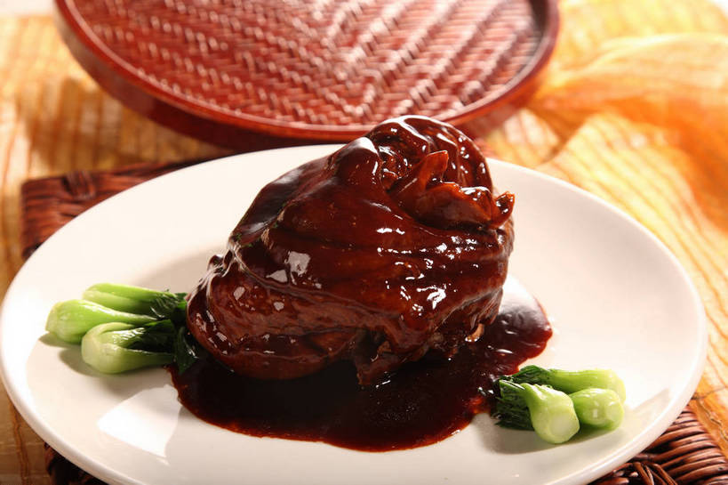 无人,交叉,横图,俯视,室内,特写,白天,烹饪,中餐,餐桌,桌子,蔬菜,餐具,阴影,竹制,新鲜,编织,反射,布料,碟子,盘,影子,青菜,红烧,肉,料理,食品,布纹,猪肉,菜肴,美食,肉类,桌布,食物,一个,绿色,白色,盘子,餐巾,碟,台布,中式,佳肴,有机食品,绿色食品,单个,餐台,中华料理,竹条,交织,子,竹制品,小白菜,肉食,红烧蹄髈,蹄髈,豚肉,穿插,不结球白菜,红烧菜,餐桌布,彩图,高角度拍摄,肘子,蹄膀,红烧蹄膀,红烧肘子,shjb1