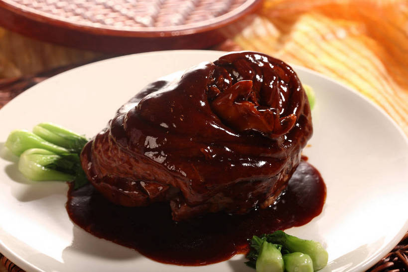 无人,交叉,横图,俯视,室内,特写,白天,烹饪,中餐,餐桌,桌子,蔬菜,餐具,阴影,竹制,新鲜,编织,反射,布料,碟子,盘,影子,青菜,红烧,肉,料理,食品,布纹,猪肉,菜肴,美食,肉类,桌布,食物,一个,绿色,白色,盘子,餐巾,碟,台布,中式,佳肴,有机食品,绿色食品,单个,餐台,中华料理,竹条,交织,子,竹制品,小白菜,肉食,红烧蹄髈,蹄髈,豚肉,穿插,不结球白菜,红烧菜,餐桌布,彩图,高角度拍摄,肘子,蹄膀,红烧蹄膀,红烧肘子,shjb1