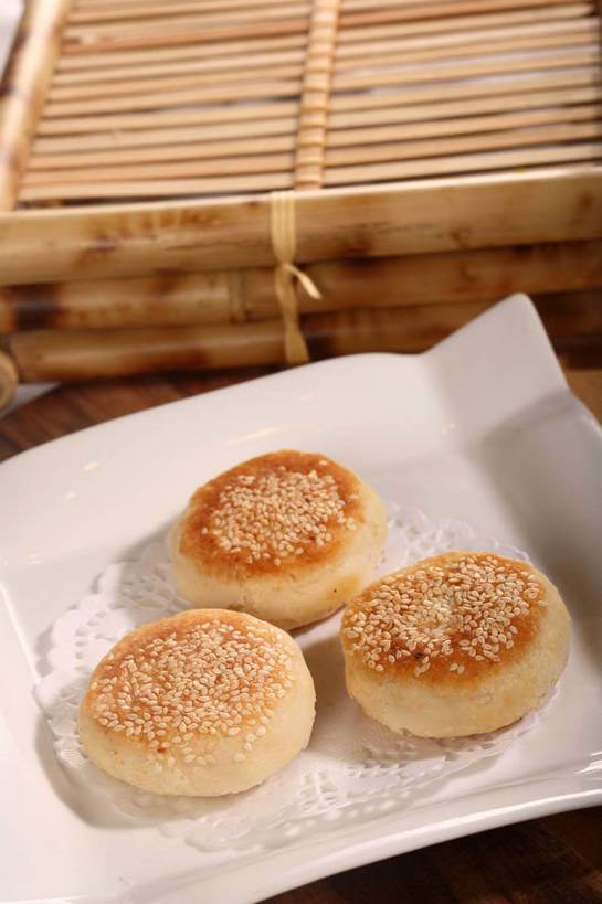 点心,面食,无人,竖图,俯视,室内,特写,白天,早餐,餐桌,桌子,餐具,阴影,反射,木制,碟子,盘,影子,陶瓷,芝麻,料理,食品,案板,陶瓷制品,美食,砧板,食物,排列,三个,一个,白色,盘子,木制品,碟,中式,早点,单个,餐台,芝麻饼,大饼,脂麻,胡麻,白麻,巨胜子,油麻,摆列,彩图,高角度拍摄,早饭,布列,分列,shjb1,芝麻大饼