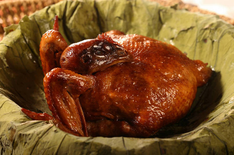 无人,交叉,横图,俯视,室内,特写,白天,烹饪,中餐,竹子,叶子,阴影,竹制,朦胧,模糊,编织,反射,篮子,影子,鸡肉,肉,料理,食品,荷叶,菜肴,美食,肉类,食物,一个,竹篮,中式,佳肴,单个,中华料理,竹条,交织,竹制品,肉食,莲叶,穿插,叶,叶片,彩图,高角度拍摄,淮扬菜,扬州菜肴,shjb1,荷叶鸡