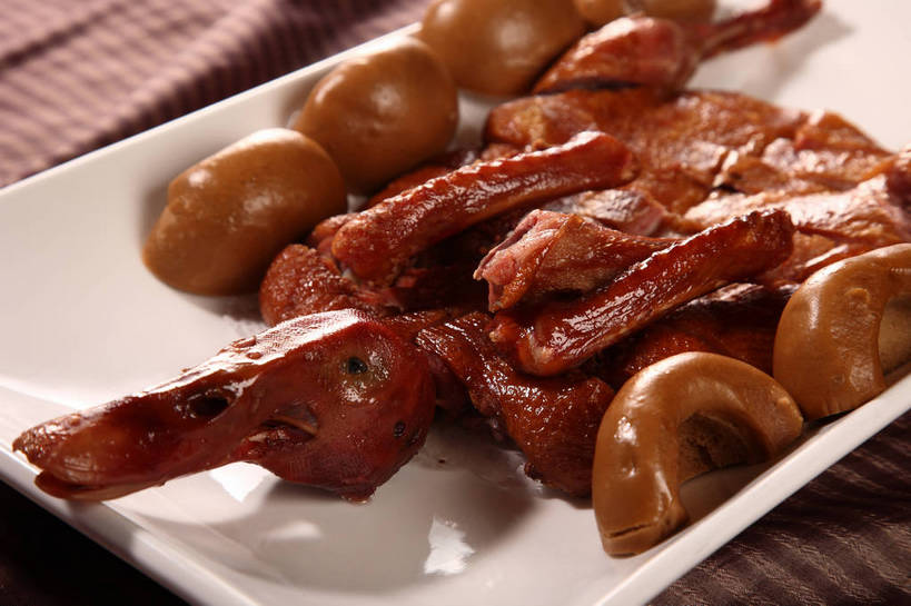 点心,烤鸭,无人,横图,俯视,室内,特写,白天,烹饪,中餐,餐桌,桌子,餐具,一排,切开,阴影,朦胧,模糊,整齐,反射,布料,碟子,盘,影子,肉,料理,食品,面点,布纹,鸭肉,菜肴,美食,肉类,桌布,食物,排列,一个,白色,盘子,餐巾,碟,台布,切,中式,佳肴,单个,餐台,中华料理,队列,剖面,肉食,北京烤鸭,切面,北京菜,京帮菜,京菜,餐桌布,彩图,高角度拍摄,窝窝头,shjb1