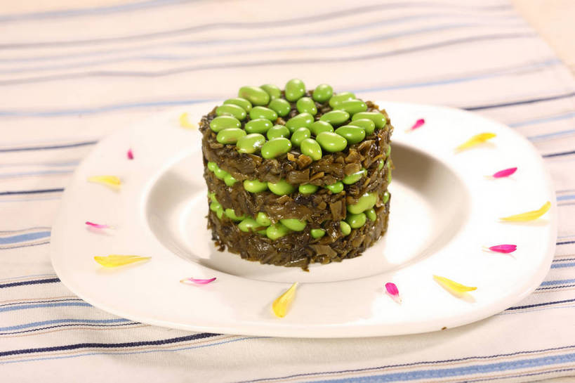 无人,横图,俯视,室内,特写,白天,烹饪,中餐,植物,餐桌,桌子,豆,大豆,蔬菜,餐具,阴影,新鲜,盛开,反射,布料,碟子,盘,影子,豆类,豆子,毛豆,料理,食品,花蕾,布纹,冷盘,雪菜,菜肴,美食,桌布,花,花瓣,花朵,鲜花,食物,一个,绿色,白色,盘子,餐巾,碟,台布,花苞,花蕊,中式,冷菜,凉菜,佳肴,有机食品,绿色食品,单个,餐台,中华料理,配菜,豆科,枝豆,雪里红,黄豆,餐桌布,彩图,高角度拍摄,雪里蕻,shjb1,雪菜毛豆