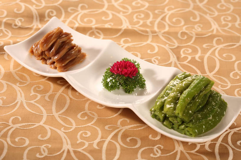 无人,横图,俯视,室内,特写,白天,烹饪,中餐,餐桌,桌子,蔬菜,餐具,阴影,新鲜,盛开,反射,布料,碟子,盘,影子,肉,料理,食品,花蕾,布纹,鸭肉,冷盘,菜肴,美食,肉类,桌布,花,花瓣,花朵,鲜花,食物,一个,红色,白色,盘子,餐巾,碟,台布,花苞,花蕊,中式,冷菜,凉菜,佳肴,有机食品,绿色食品,单个,餐台,中华料理,配菜,肉食,鸭舌,餐桌布,彩图,高角度拍摄,shjb1