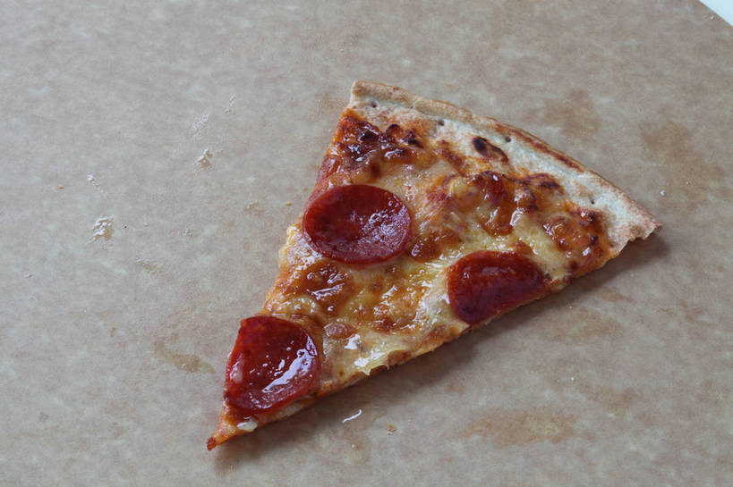 无人,横图,俯视,室内,特写,白天,烹饪,西餐,餐桌,桌子,一块,切开,阴影,反射,影子,肉,香肠,料理,食品,披萨,匹萨,案板,腊肠,菜肴,美食,肉类,砧板,食物,快餐,切,西式,佳肴,餐台,比萨,剖面,肉食,西式快餐,垃圾食品,切面,意大利薄饼,彩图,高角度拍摄,香肠披萨,shjb1